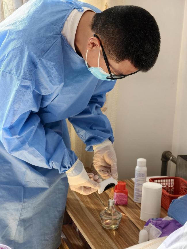 北京网约男护士目睹沉重与温暖 见证五千种衰老