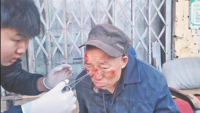 飞碟射击小将路遇老人受伤专业施救