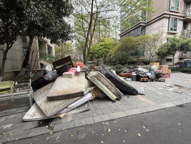 杭州一居民楼发生火灾 消防迅速扑灭 架空层起火原因待查