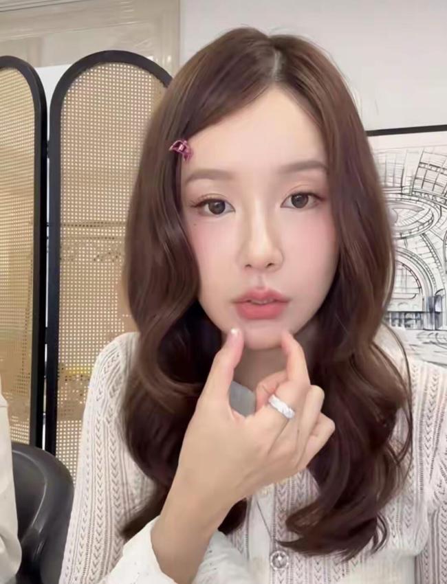 张子萱42岁状态 红毯造型引争议