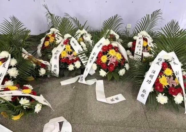 45岁男子驾车时突发心梗离世 亲友百人含泪送别