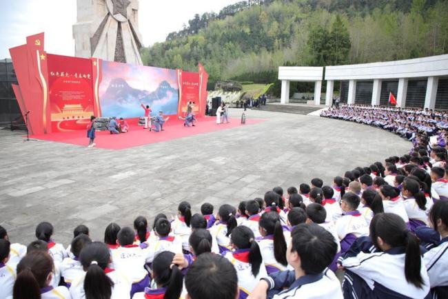 四川通江500名青少年清明前夕祭英烈 红色薪火代代传