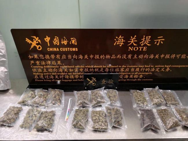 带18袋毒品入境包装上印大麻标识 昆明机场查获907.4克大麻