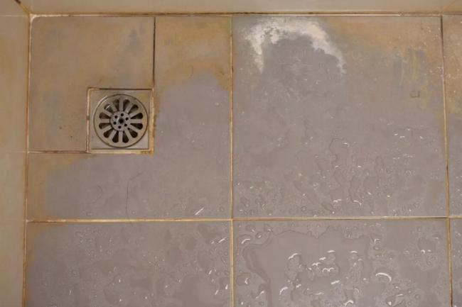 22楼倒腻子粉3楼厕所返脏水赔16.5万