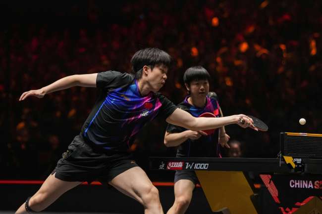 王楚钦梁靖昆打闹 欢乐互动缓解压力