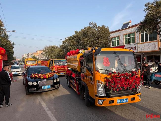 用吸粪车迎亲小伙称能月入五六万 95后“掏二代”创意婚礼引发热议