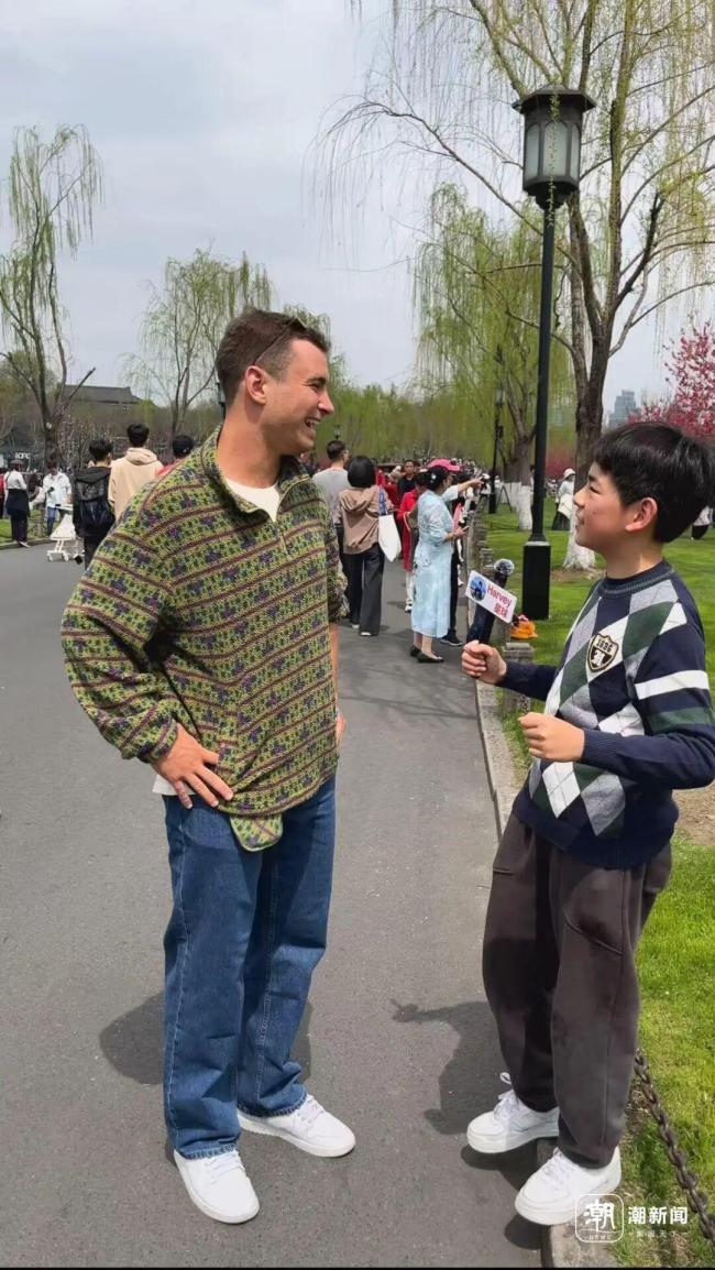 男孩西湖边“逮”老外练口语 街头实战收获跨国友谊
