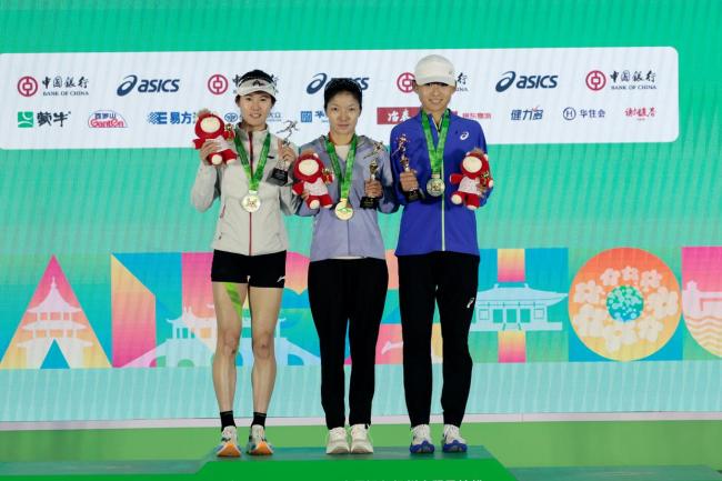 扬州半程马拉松鸣枪开跑 万名跑者竞速运河城