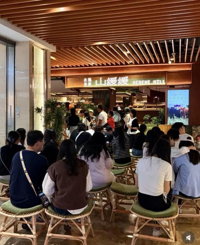 一年关店15000家！从稳赚不赔到越开越亏，商场餐饮大撤退 B1层逆袭成顶流