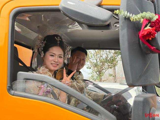 用吸粪车迎亲小伙称能月入五六万 95后“掏二代”创意婚礼引发热议