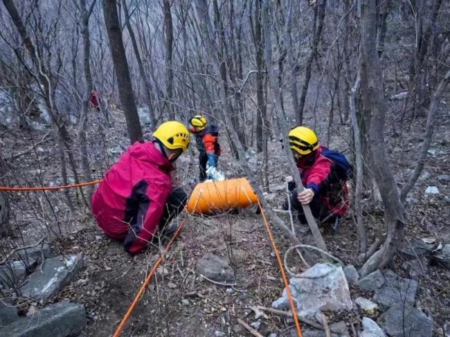 女子爬野山失足 消防紧急救援