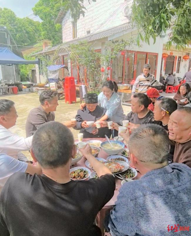 103岁爷爷庆生全家五世同堂 只收祝福不收礼