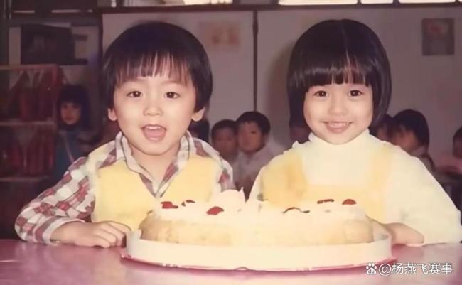 梁咏琪和双胞胎弟弟一起过50岁生日 孪生情深共庆生