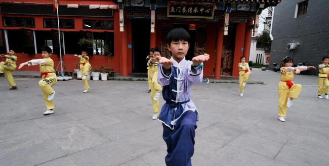 咸马现场啦啦队和市民为选手加油 城市嘉年华助力马拉松