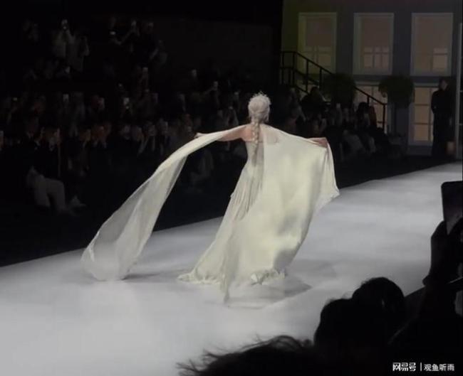 王琳亮相上海时装周一头银发走秀 冻龄女王惊艳全场