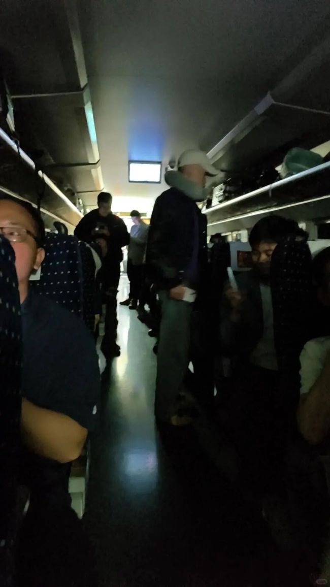 列车被困隧道3小时乘客称不让砸窗 恶劣天气致列车滞留