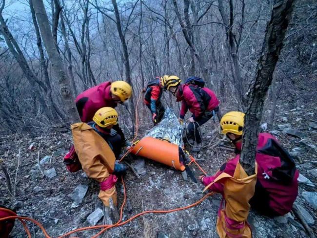 女子爬野山失足 消防紧急救援 无经验登山者遇险