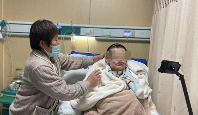 大学生熬夜后脑出血致瘫：半年无记忆