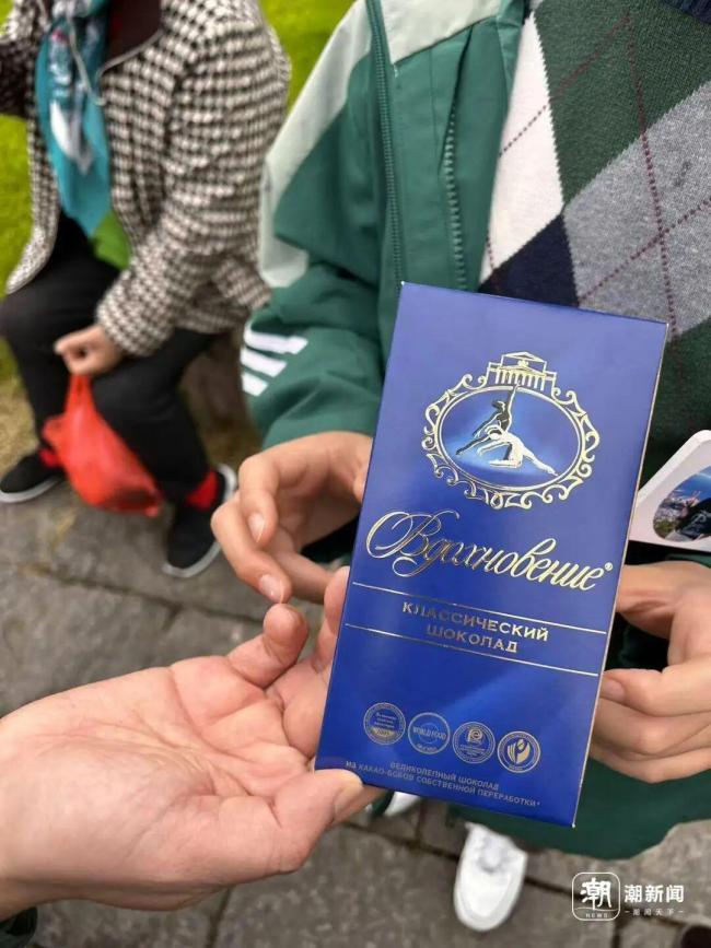 男孩西湖边“逮”老外练口语 街头实战收获跨国友谊