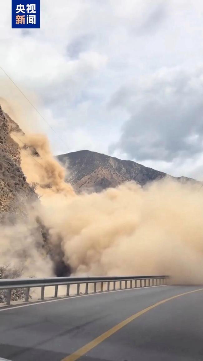 四川215国道雪波村附近发生山体滑坡