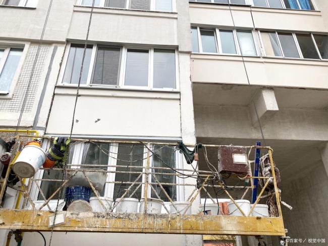 女子回家卧室开窗变邻居阳台 半年空置家被“悄悄改造”