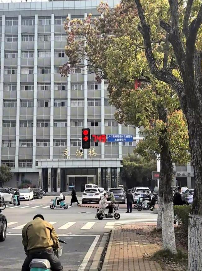 高校回应校内现999秒超长红绿灯 保障学生通行安全
