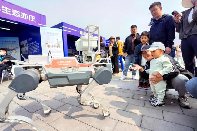 南海子公园迎来机器人“园丁”