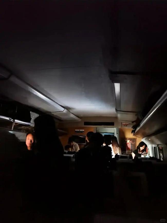 D3665列车乘客称多人疑似晕厥 极端天气引发接触网故障