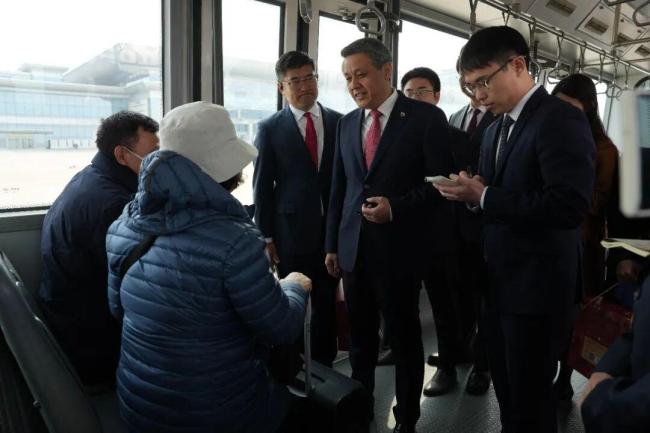 时隔6年 中国航班再次抵达平壤 中朝友好往来新篇章