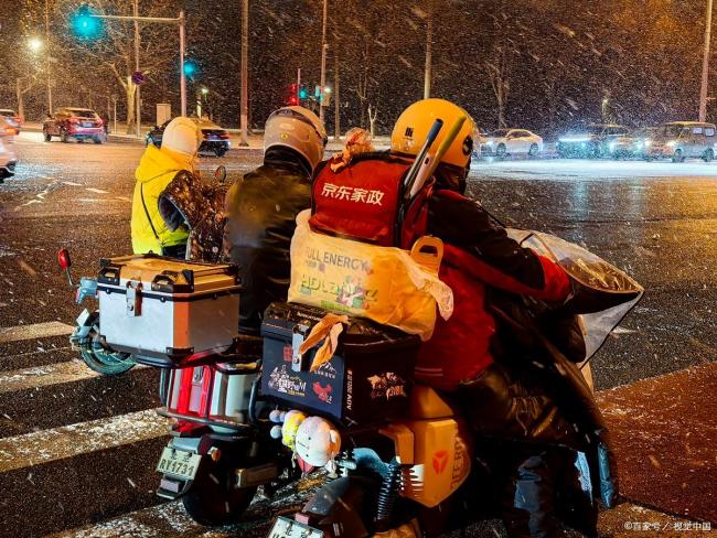 律师谈高校学生兼职送外卖被处分 兼职自由与校规边界引发热议