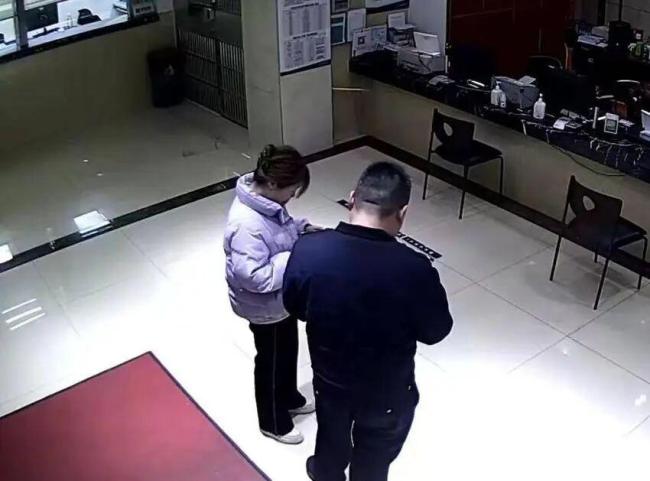 女子打车费18元错付成1.8万元，警方联系上司机成功追回