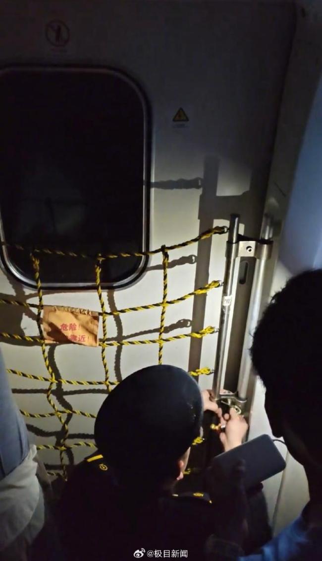 动车趴窝隧道4小时再度引发砸窗之争 应急体系亟待完善