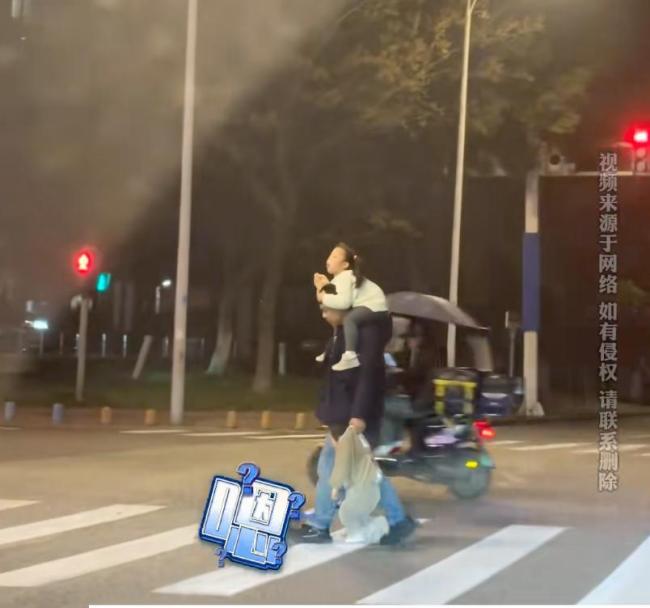 父亲一人带俩娃过马路 上演“大型双标”