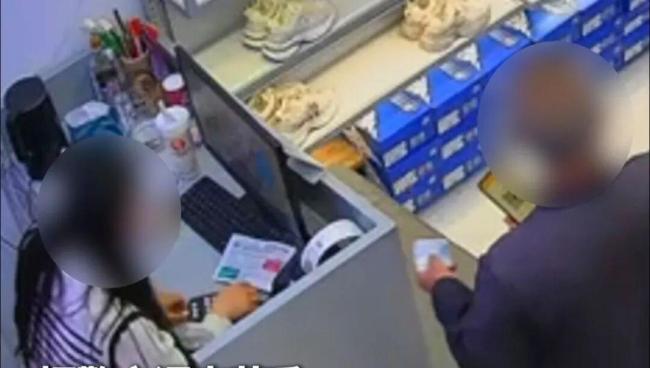 老人发传单女孩接手后晕倒