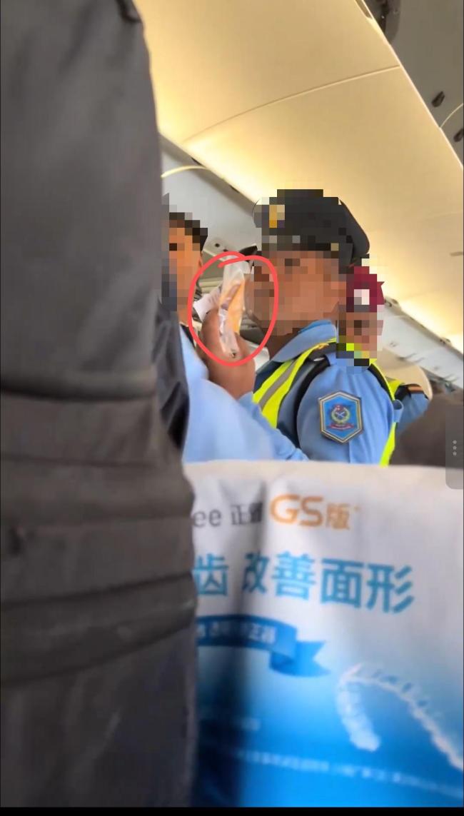 旅客飞机上吸烟自称老烟民憋得难受 航班因此延误