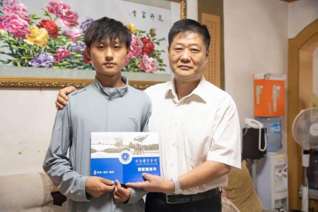 张桂梅告诉烈士之子：我愿意做你妈妈 情深意切感动全场