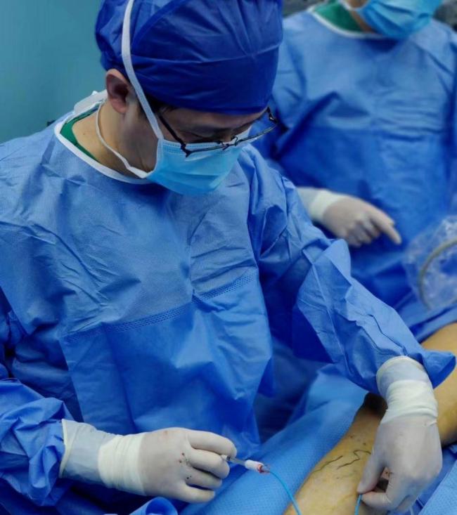 浙江大伯蚯蚓腿被胶水粘好了 不开刀不打麻药治愈