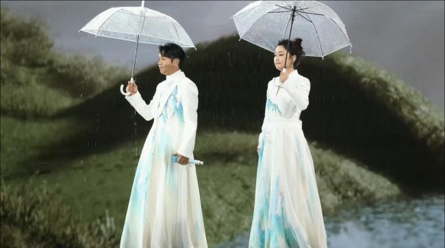 曾毅扔伞报复玲花 雨中默契接力