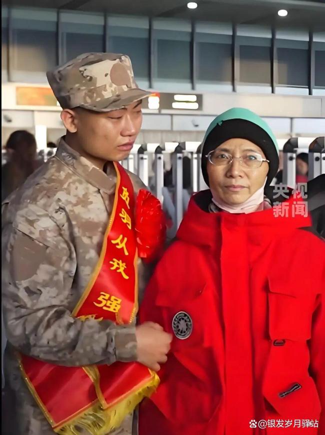 妈妈开颅手术后坚持送别儿子入伍 母爱跨越记忆