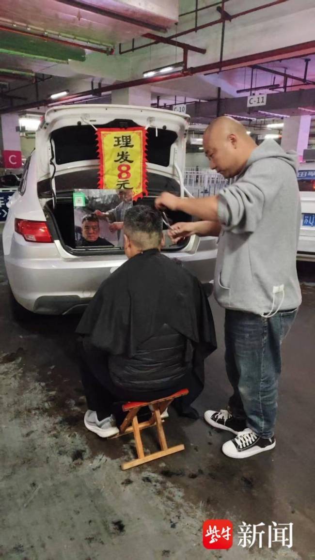 司机把出租车变“移动理发店”
