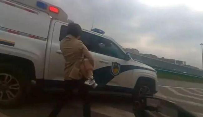 民警为昏厥男孩开生命通道 紧急救援暖人心