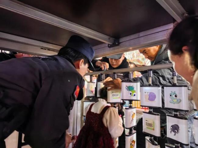 女童头部被卡辅警暖心施救 紧急救援化解危机