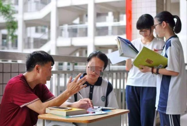 教育局回应中学被投诉周日违规上课 自愿原则下的免费辅导引发讨论