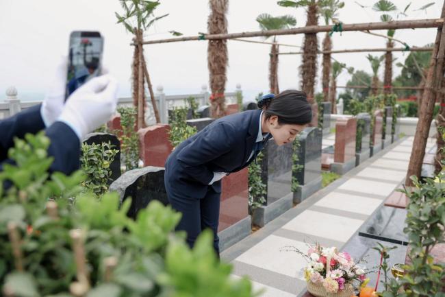 00后女孩留学回来当职业扫墓人 用心传递思念