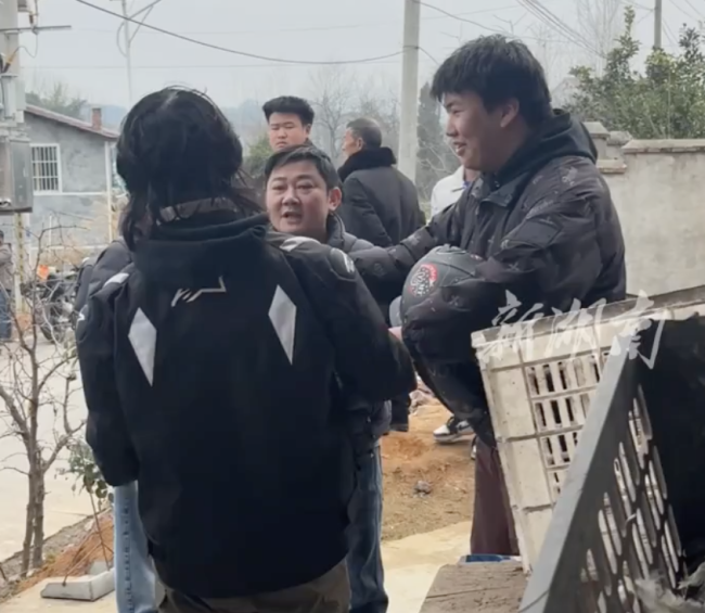 张雪夺冠机车贴着“麻阳古法红糖” WSBK赛场闪耀