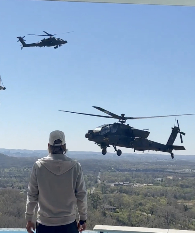 美媒：两架“阿帕奇”直升机出现在美歌手住所外和抗议活动现场，美陆军回应