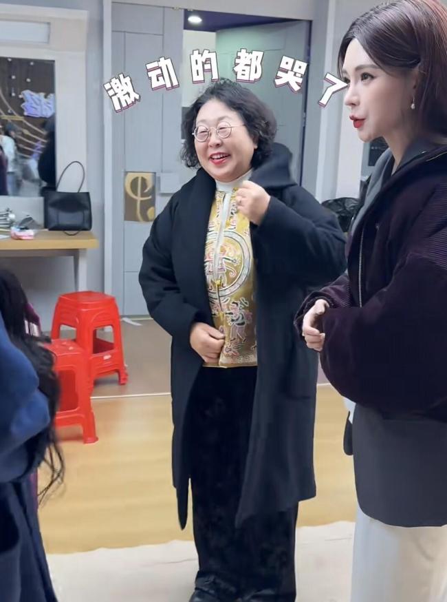 被杜海涛沈梦辰追着要合影 婆婆追星圆梦记