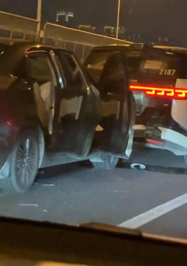 武汉萝卜快跑集体停车 突发故障致乘客被困