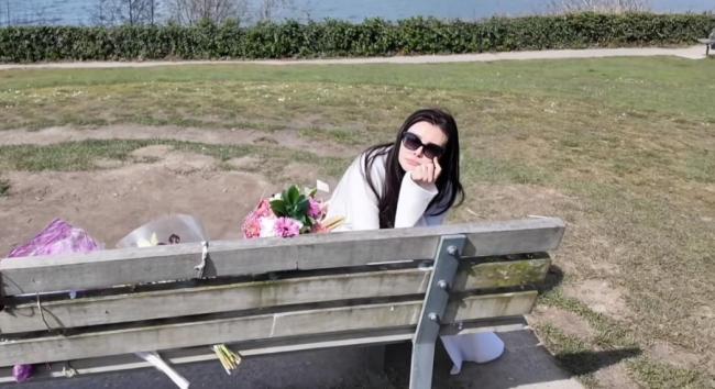 王祖贤缅念念张国荣灭一火23周年，现身长椅献花，归来《倩女阴魂》令东说念主泪目 情深意切吊唁雅故