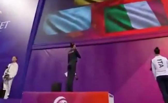 15岁俄运动员颁奖背对乌克兰国旗 无声抗议引关注